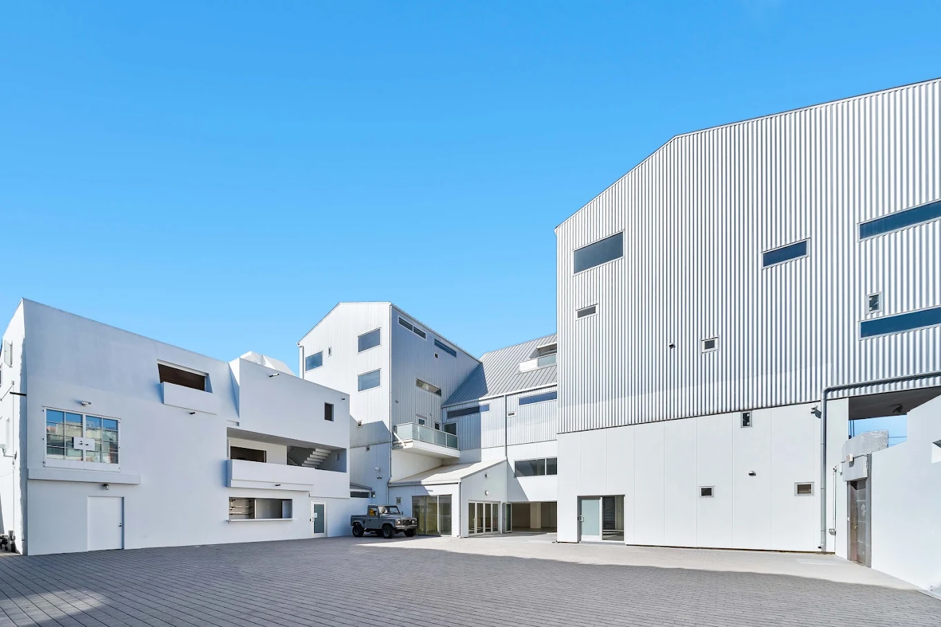 HOLODECK LED showroom exterior in Venice, California - white modern buildings around a courtyard